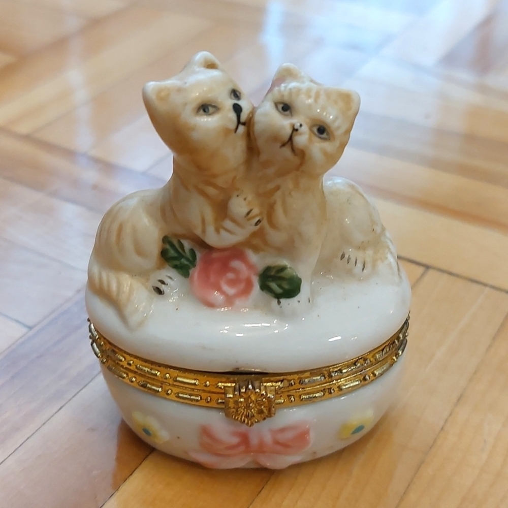 Vintage cats hugging trinket box